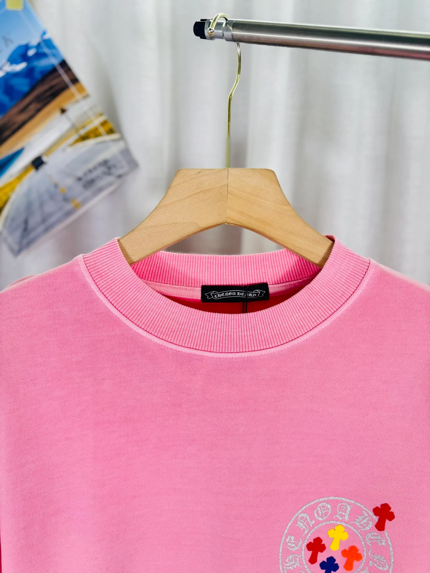 P250 top version, real shot without P, ​​different from market currency) 𝗖𝗵𝗿𝗼𝗺𝗲 𝗛𝗲𝗮𝗿𝘁𝘀/Cro Heart 2025 washed patch embroidery autumn and winter new original single counter American laser burnt 3D three-dimensional color embroidered couple casual sweatshirt 👑The highest version! Customized fabric 420g tripe terry fabric! American acid-washed and distressed original fabric laser burnt ✟appliqué embroidery and exquisite embroidery of letters! The best-selling model in the counter, very comfortable to wear. Accessories: original molded and authenticated collar label➕100% silk wash label. Genuine purchase-grade original hangtag➕matching hanging rope➕3D hanging beads➕original packaging bag. Craftsmanship: The original version has consistent wiring! The highest version of the armhole matching technique! Color: Pink Black Size: S M L XL Style No.: 9316